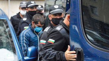 Окръжният съд във Варна остави в ареста родителите на двете