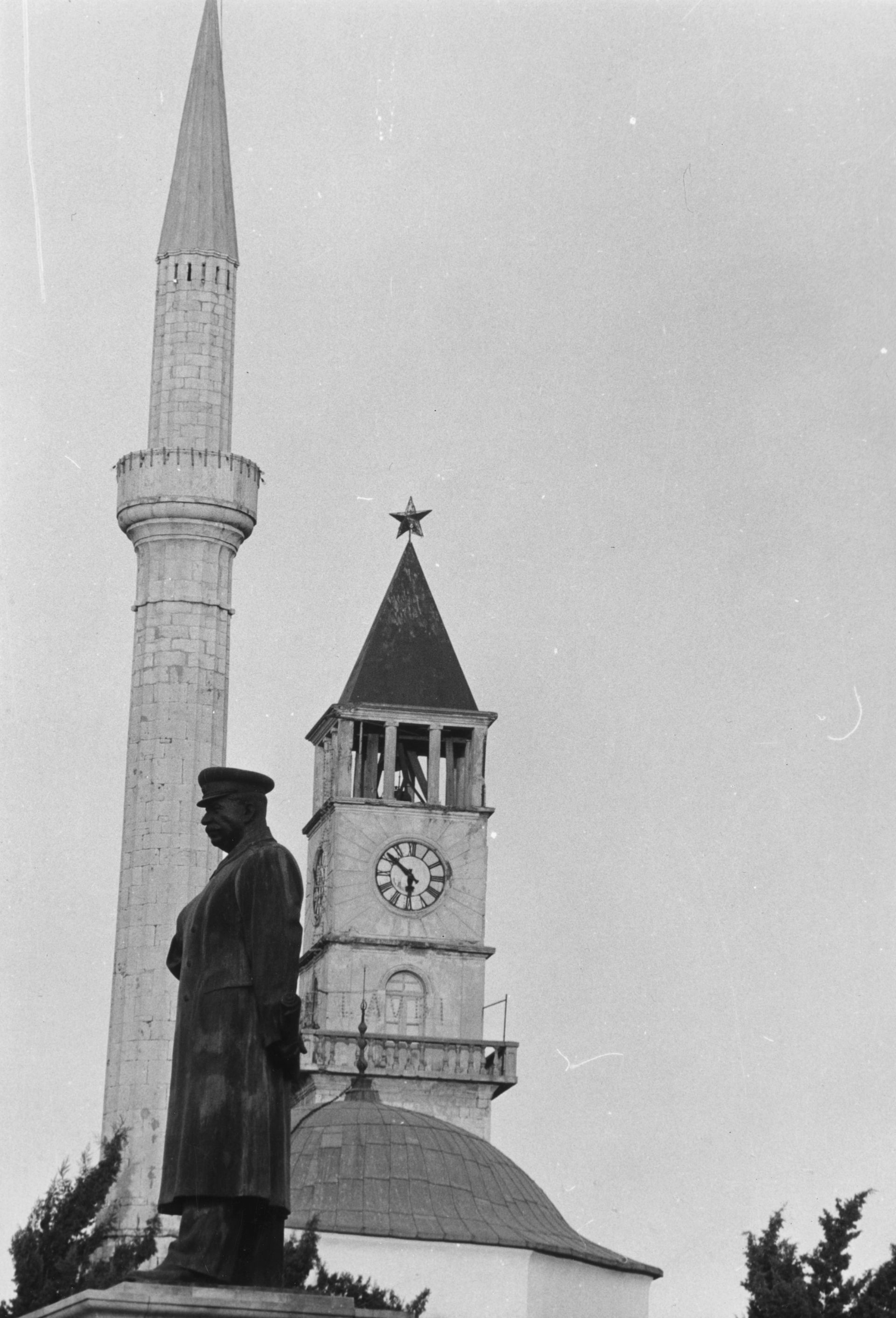 Статуята на Сталин на площад "Скендербег" в Тирана през 50-те години