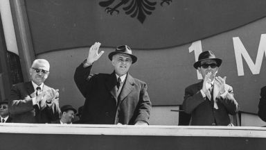 Добър вечер Енвер Ходжа Така е започвала едночасовата телевизионна програма в