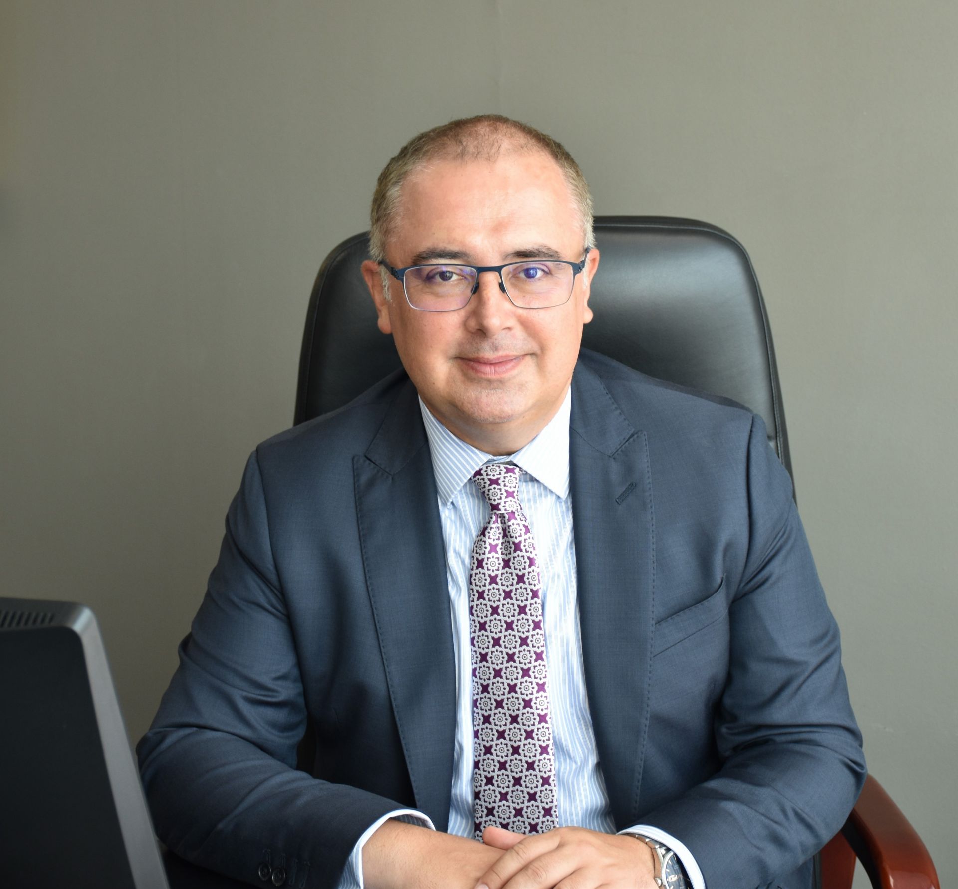 На 23 юли 2020 г. Владимир Савов е избран от Народното събрание на Република България за заместник-председател на КФН, ръководещ управление „Застрахователен надзор“, с 6-годишен мандат.  Г-н Савов притежава магистърска степен по „Международни икономически