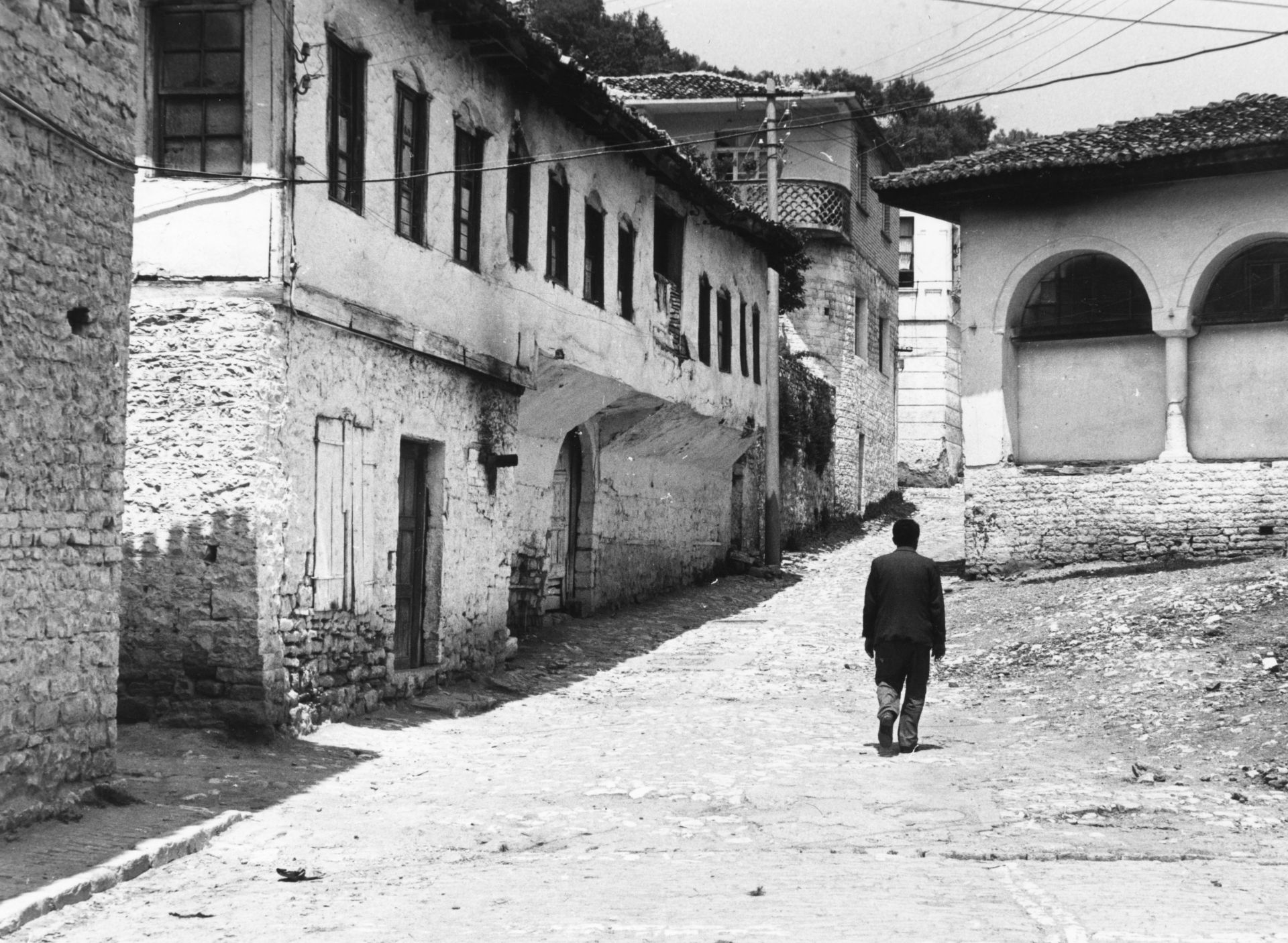 Така изглеждат улиците на албанския град Берат през 1981 година