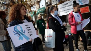 Медицински сестри се събраха на протест пред здравното министерство организиран