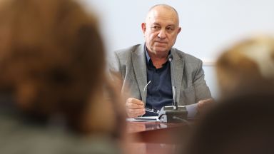 Вариант за новите мерки: „Зелен сертификат“ за лекари, учители и социални работници