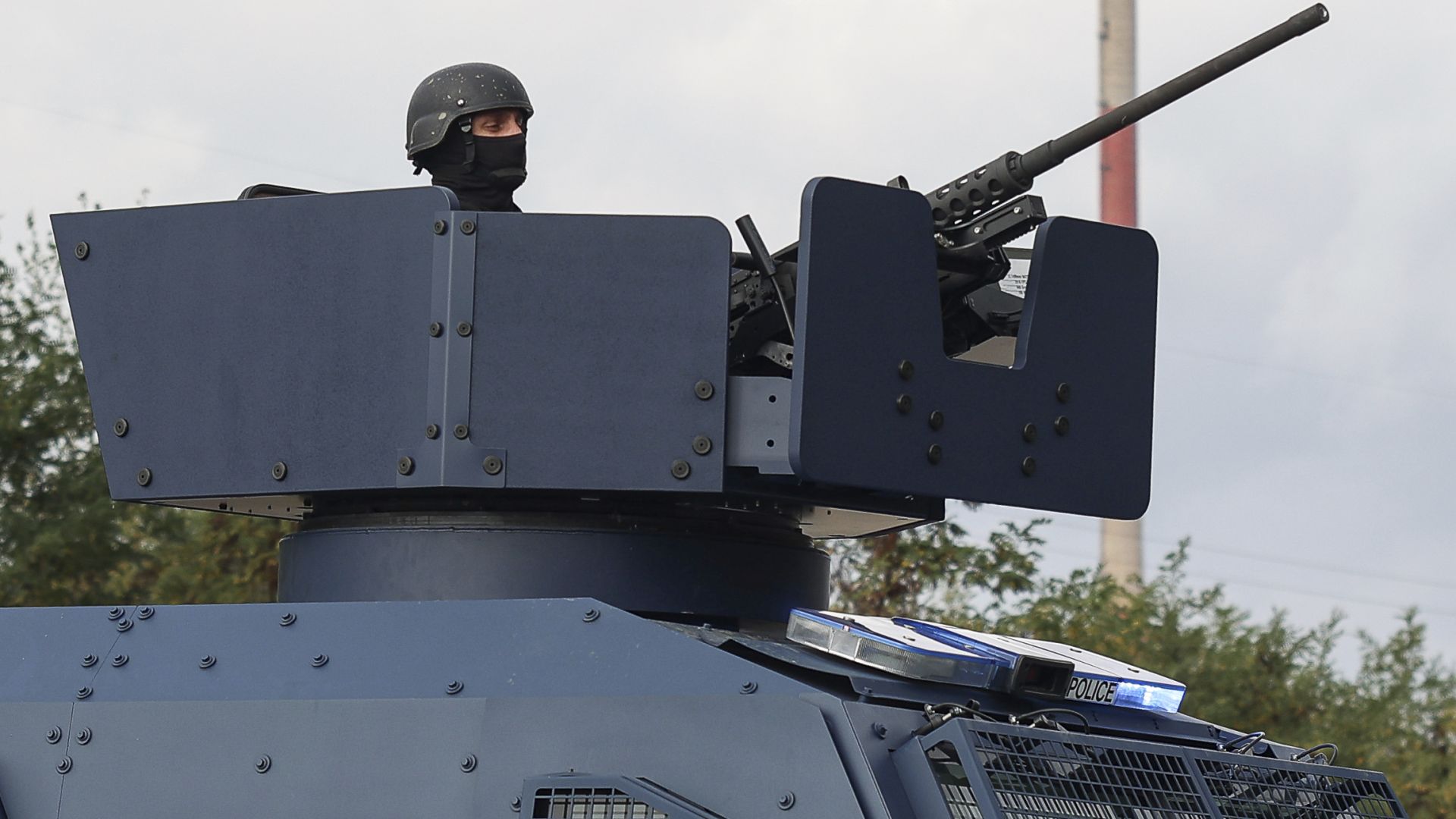 Шокови бомби, газ, прострелян сърбин и ранени полицаи при сблъсъци в Косово (снимки)