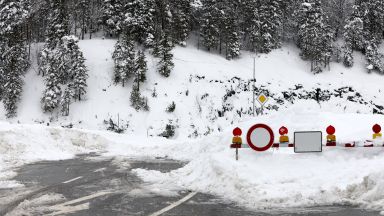 Сняг затвори временно Троянския проход за камиони над 12 тона