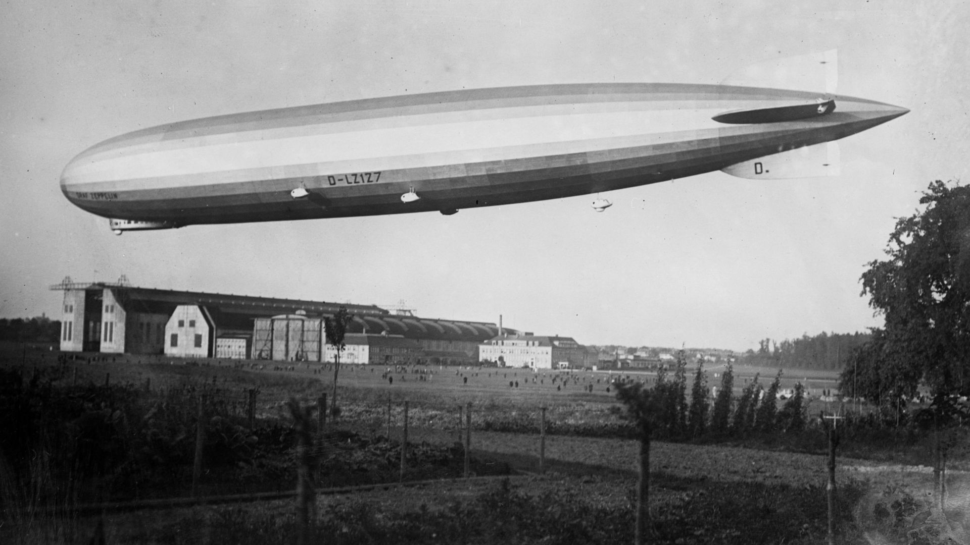 Гигантският "Граф Цепелин" и първият пътнически полет между Европа и САЩ (снимки)