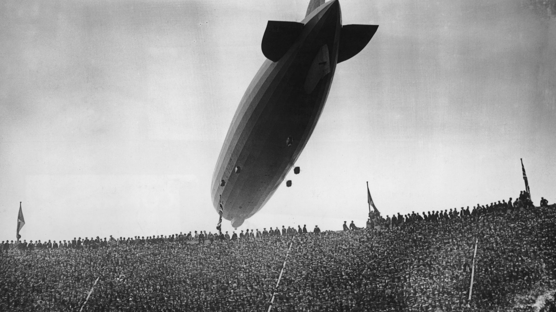 "Граф Цепелин" над стадиона "Уембли"