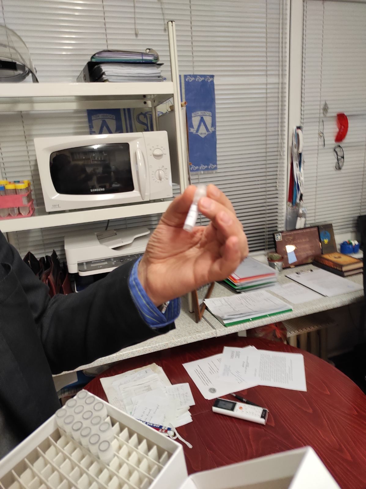 Проф. Чорбанов показва прототипа на ваксината срещу коронавируса, създаден от неговия екип