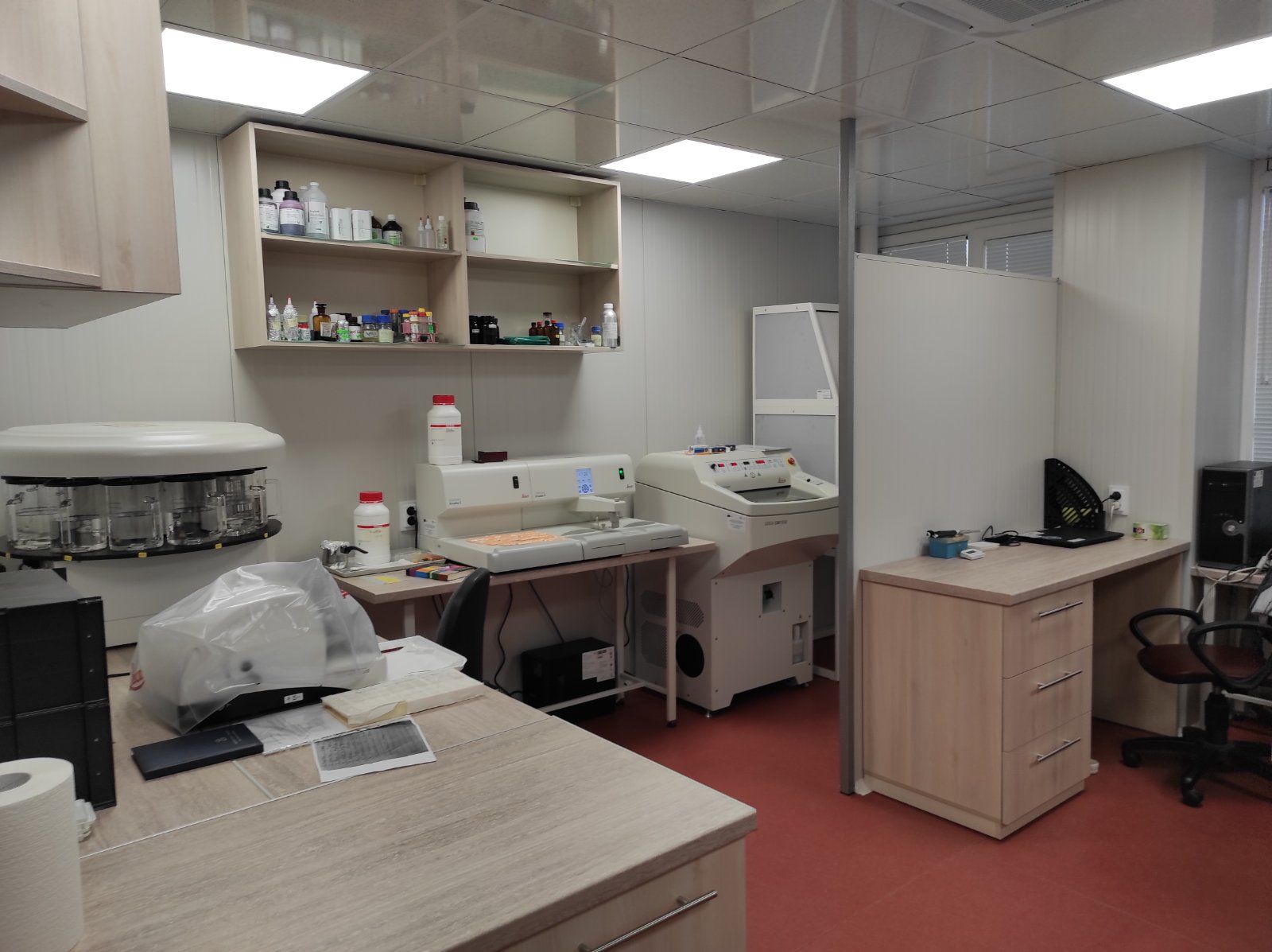 Лаборатория на Института по микробиология, където се създава ноу-хау на ваксини