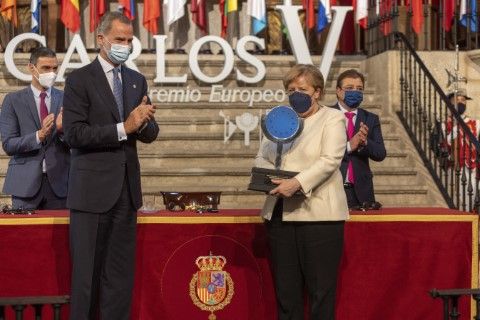 Германският канцлер Ангела Меркел получи от краля на Испания Фелипе Шести европейската награда "Карл Пети" за 2021 г. на церемония в кралския манастир Юсте