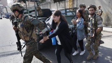 Шестима души бяха убити а десетки ранени при стрелба срещу