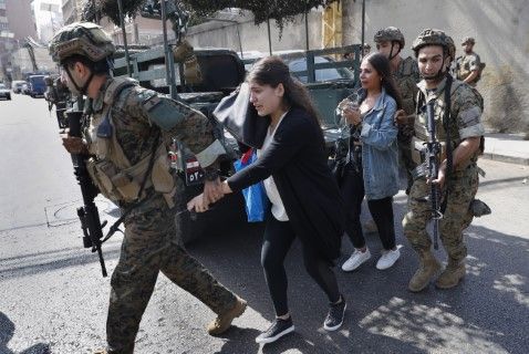 Войници от специалните части на ливанската армия помагат на учителите при бягството им от училище в Бейрут по време на престрелката