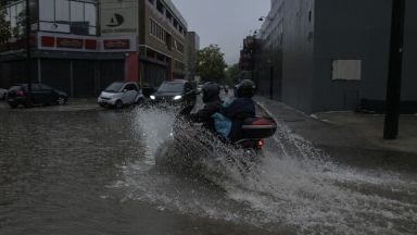 Гръцката столица Атина затваря днес обществените услуги и ограничава движението