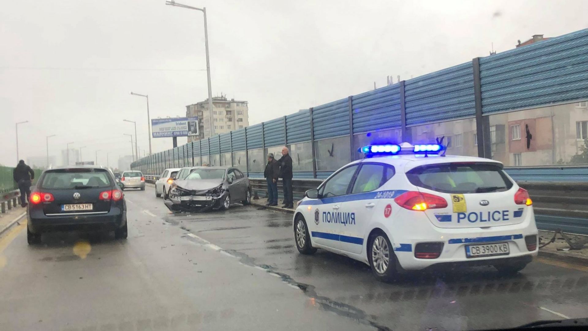Катастрофа затрудни трафика на бул. "Брюксел" в посока летището (снимки)