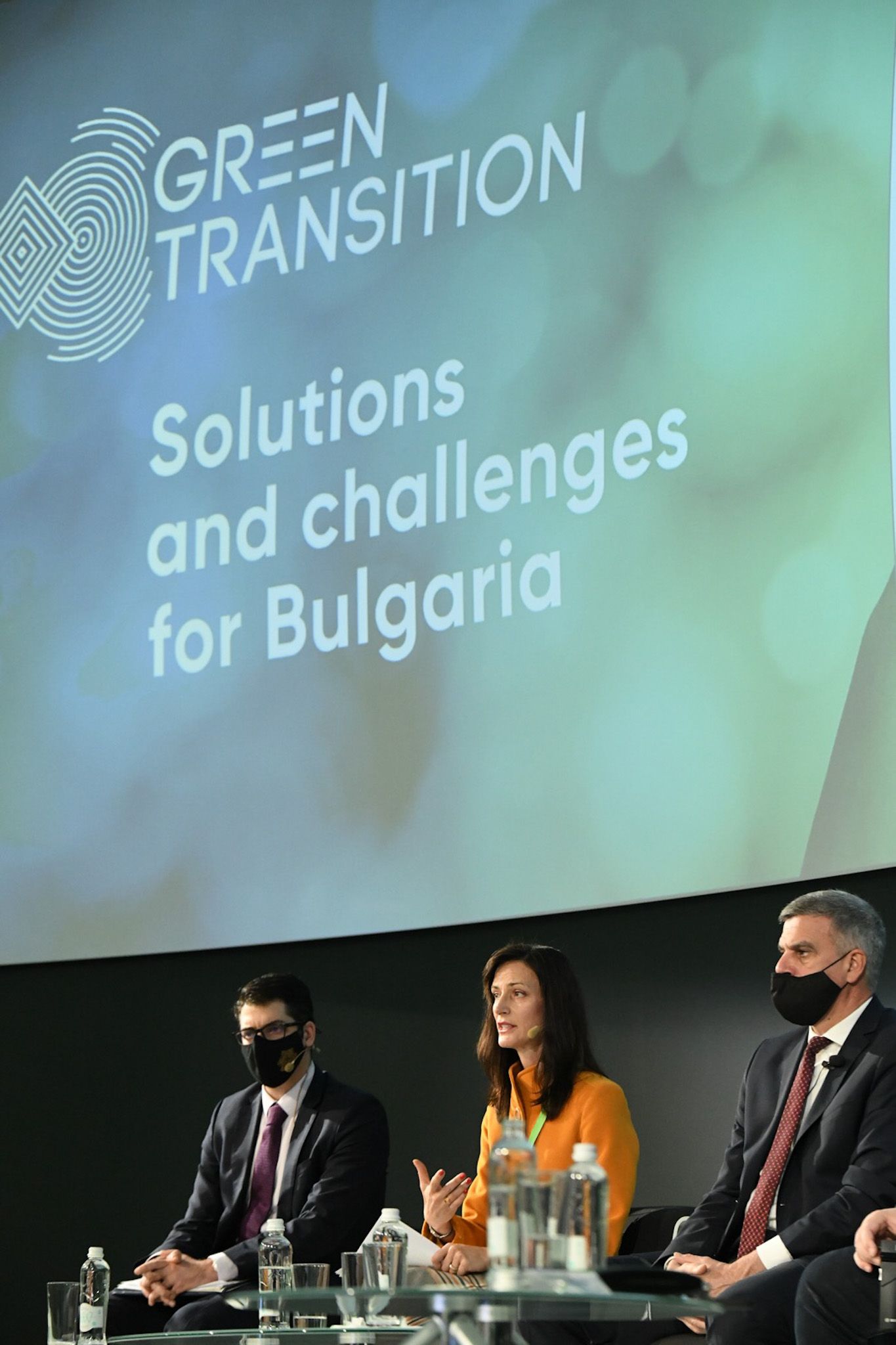 На снимката: премиерът Стефан Янев (дясно),еврокомисарят Мария Габриел ( в средата) и вицепремиерът Атанс Пеканов (ляво)