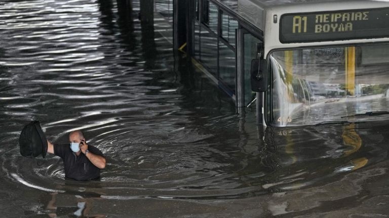 Проливните дъждове в Гърция предизвикаха хаос в страната, като дори