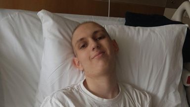 15 годишният Николай Витанов който бе диагностициран с остеосарком рак на