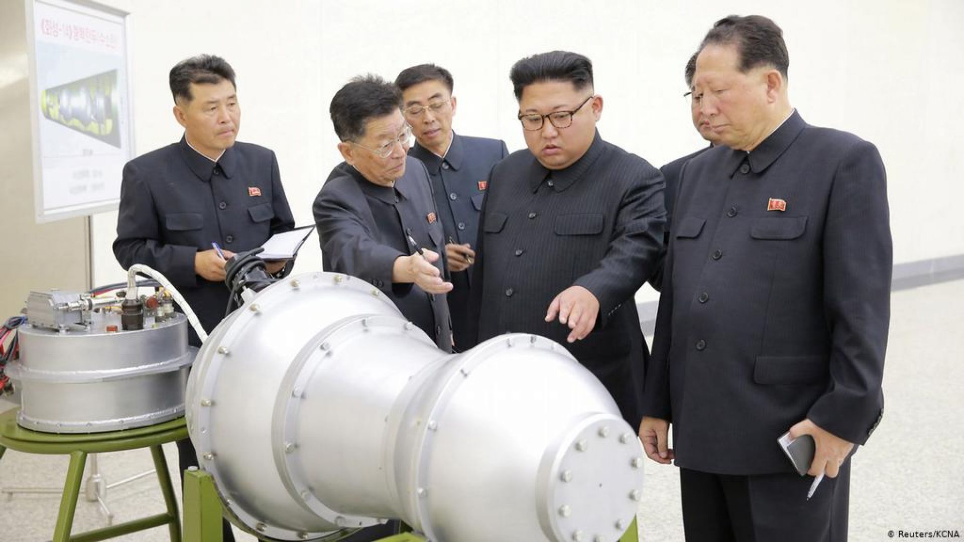 Ким Чен Ун разглежда макет на водородна бомба