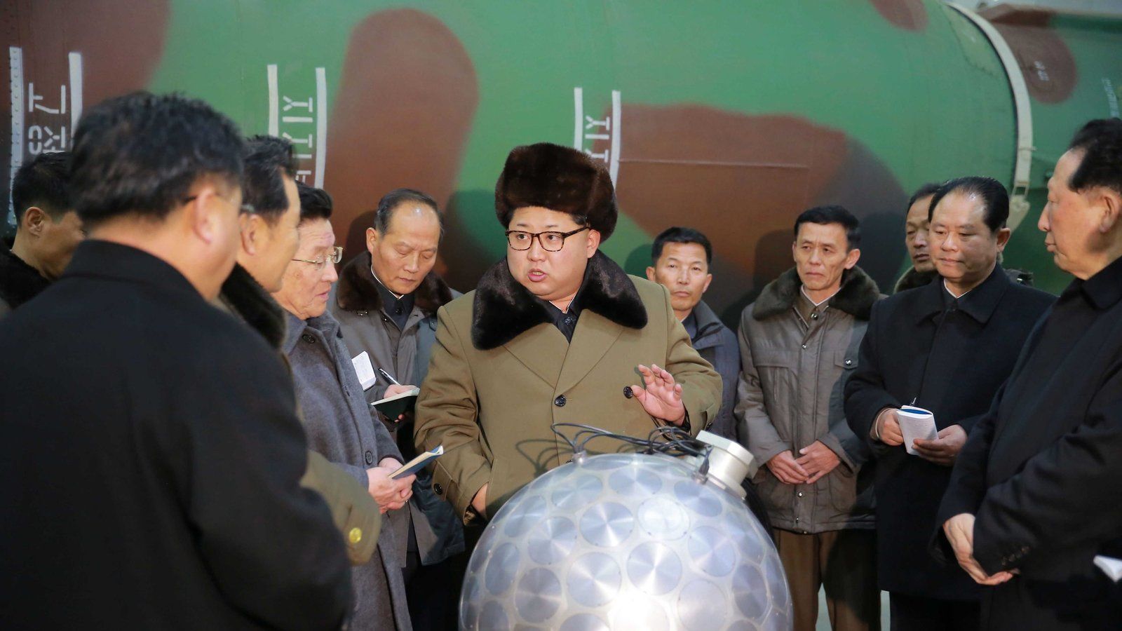 Ким Чен Ун с макет на атомна бомба