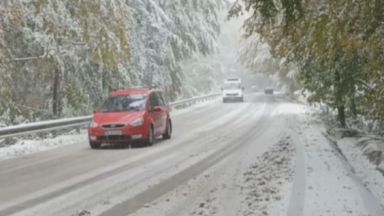 Сняг валя на хижа Алеко на Витоша но пътищата са