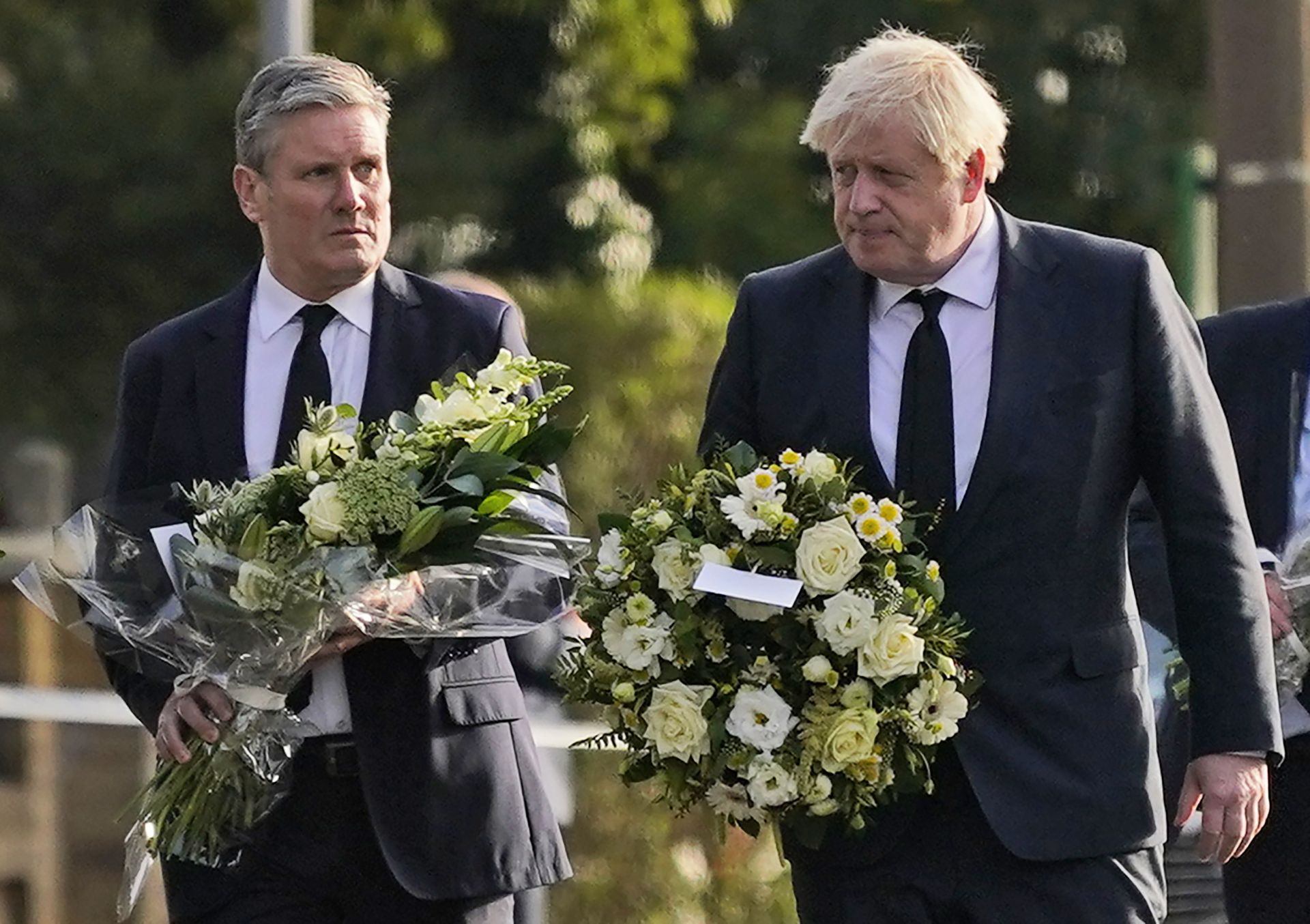 Британският премиер Борис Джонсън (вдясно) и лидерът на Лейбъристката партия Кейр Стармер поднесоха цветя на мястото на инцидента 