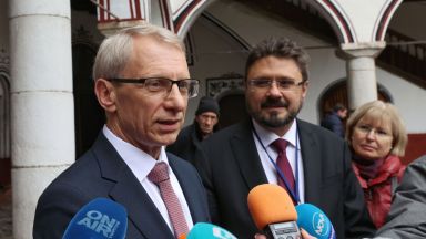 Министърът на образованието Николай Денков настоява антиковид мерките да не