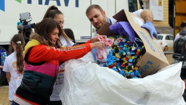 Днес продължават да се събират пластмасови капачки и алуминиеви кенчета