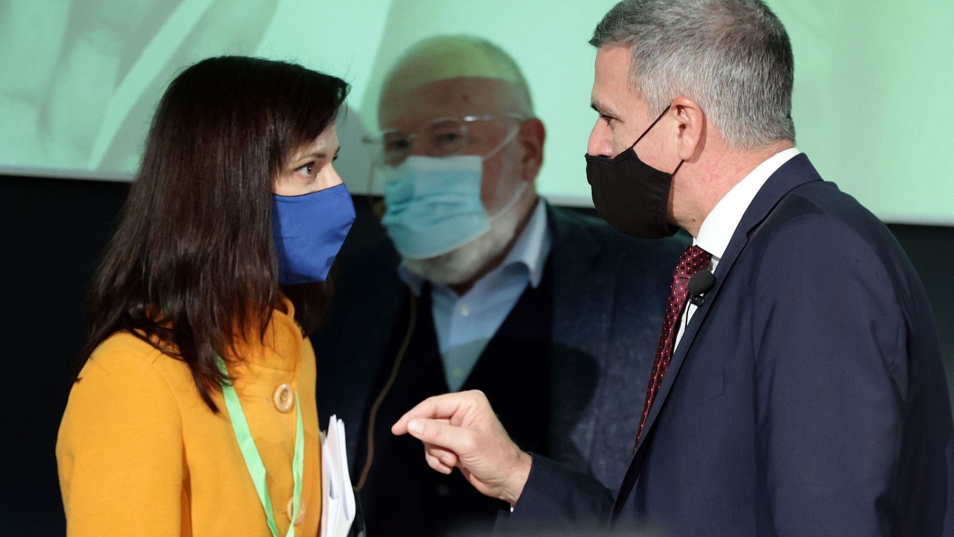 Тимерманс наблюдава разпален разговор между българския еврокомисар Мария Габриел и служебния премиер Стефан Янев