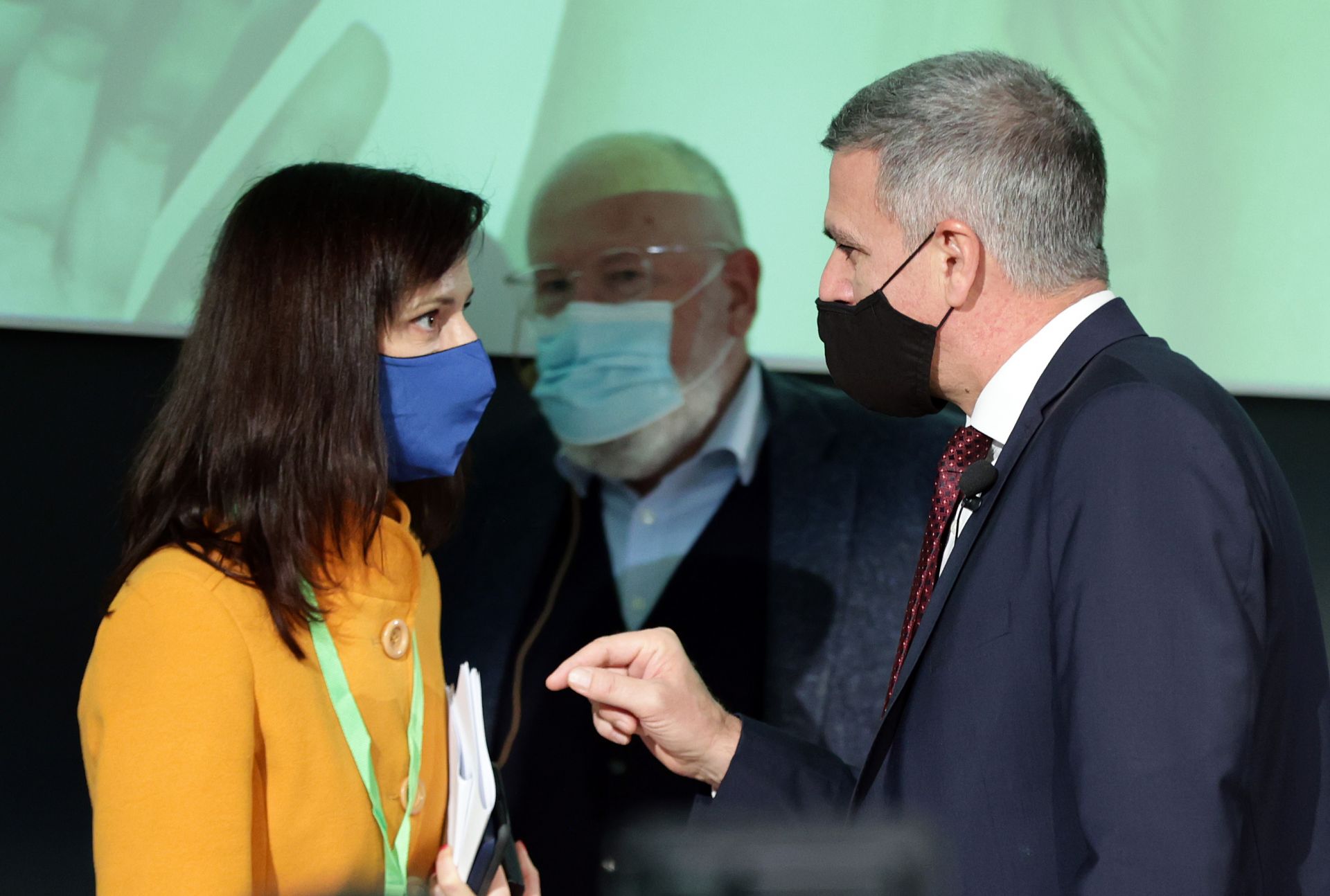 Тимерманс наблюдава разпален разговор между българския еврокомисар Мария Габриел и служебния премиер Стефан Янев