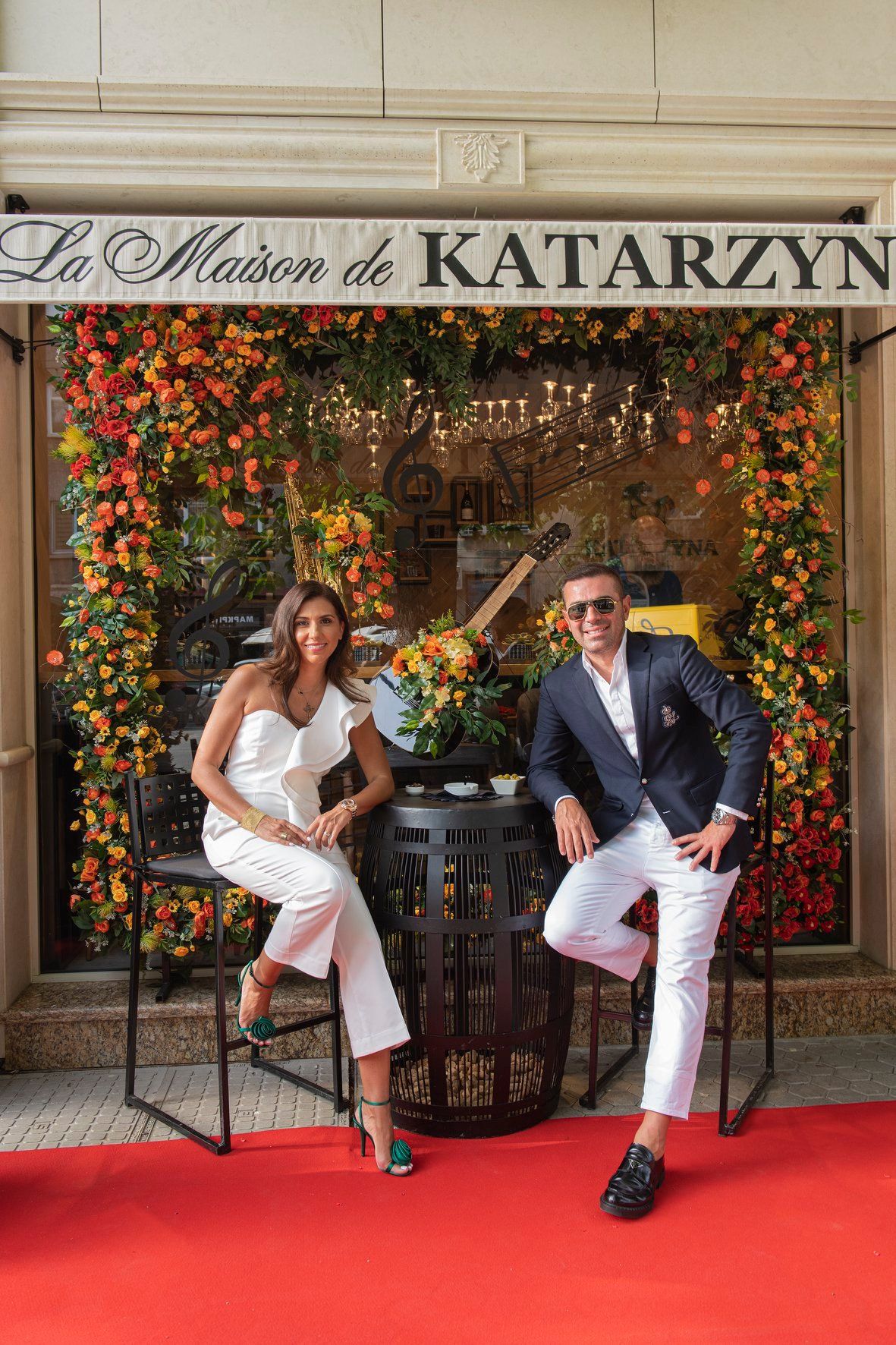 Цветелина Николова позира пред любимото градско място за вино La Maison de Katarzyna
