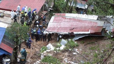 Жертвите на земни свличания и наводнения във Филипините предизвикани от