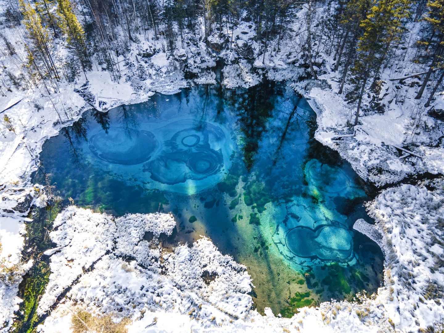 Тюркоазено термално езеро в Алтай, Сибир