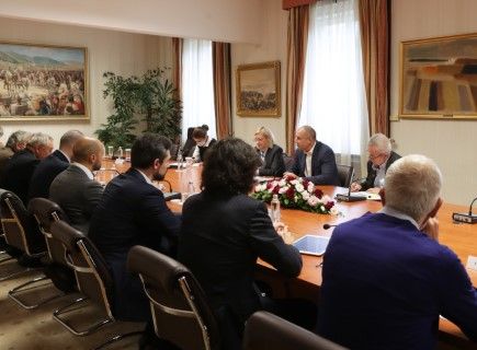 На 16 октомври президентът Румен Радев обсъди мерки за решаване на проблемите с високите цени на електроенергията и природния газ с енергийни експерти