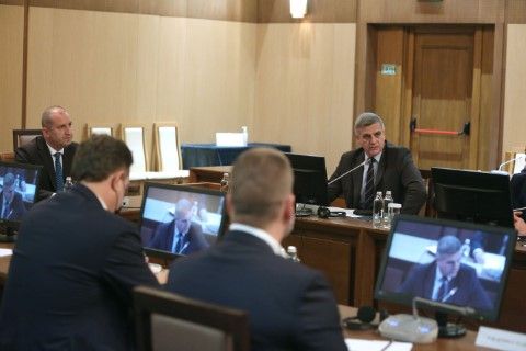 Президентът Румен Радев (ляво) е домакин на кръгла маса на тема "Мерки за решаване на проблема с високата цена на електроенергията и природния газ. Подготовка на позиция на България пред ЕС." Вдясно е премиерът Стефан Янев