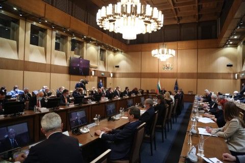 Президентът Румен Радев събра предсравители на правителството, на бизнеса, синдикатите, на общините и експерти, за да обсъдят скъпата енергия 