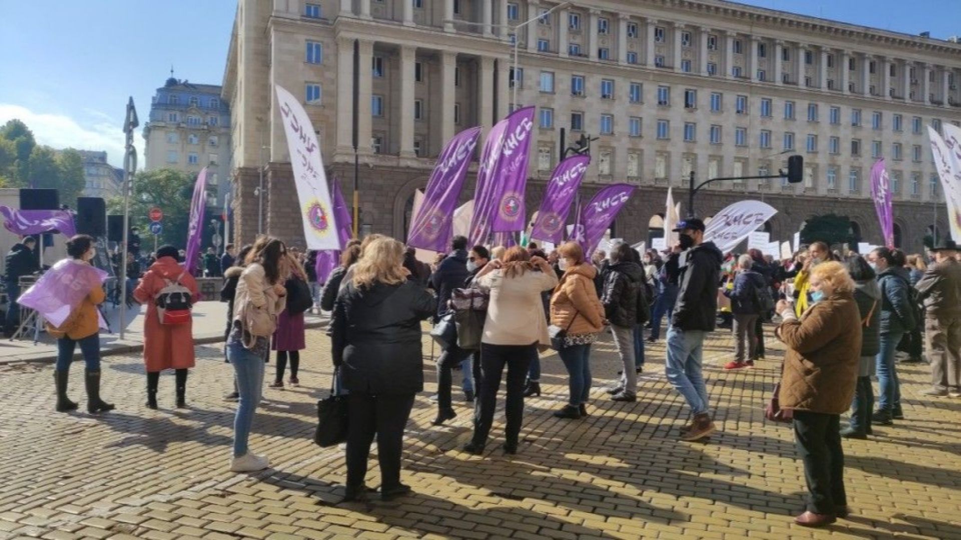Протест срещу скъпия ток блокира центъра на София (снимки)