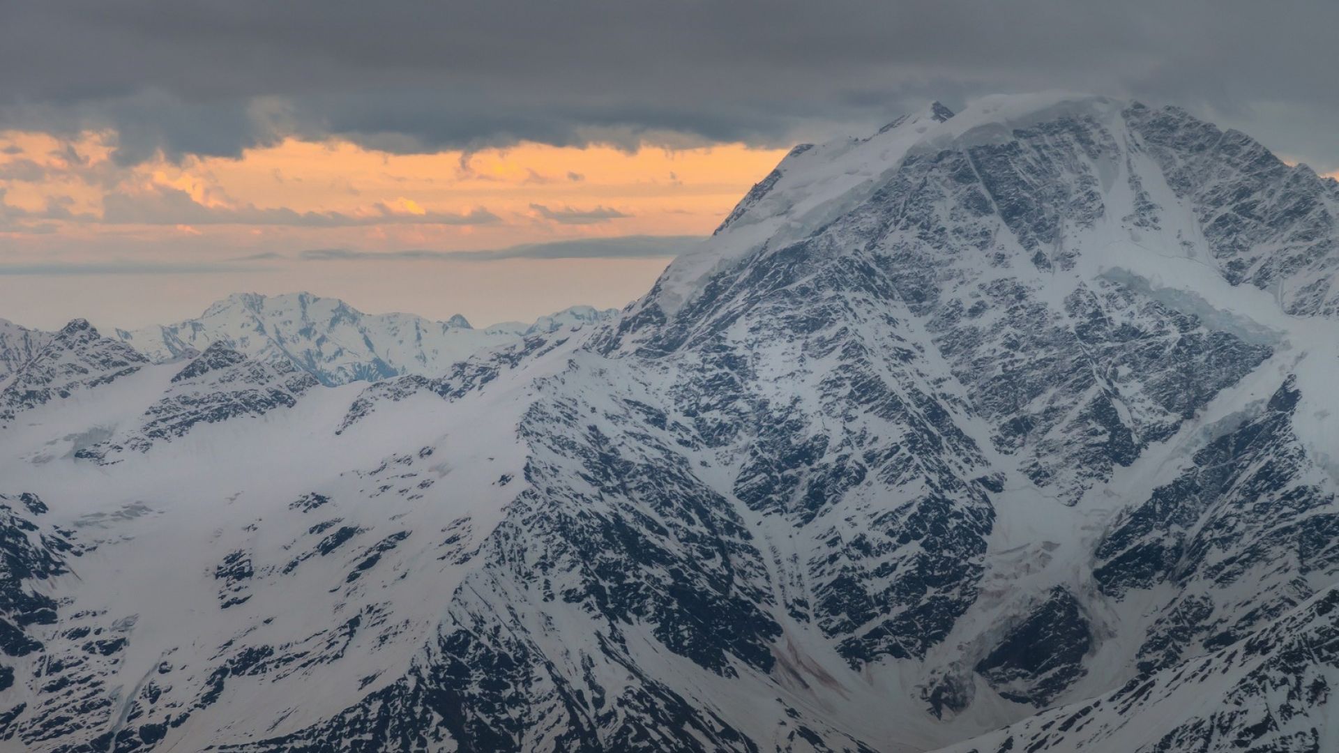 Защо толкова много хора загиват на връх Елбрус (макар да го изкачват и пенсионери)?