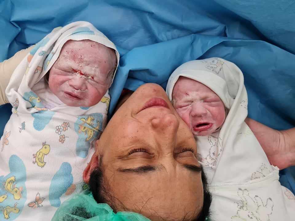 Щастливата Янислава с новородените близнаци