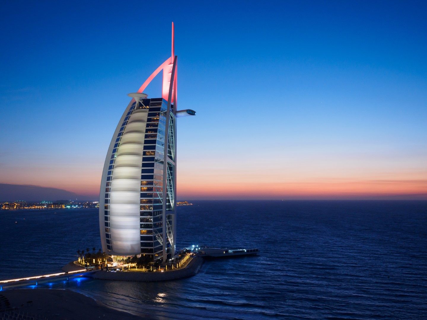 "Бурж ал Араб", един от най-луксозните хотели в Дубай и света, по залез