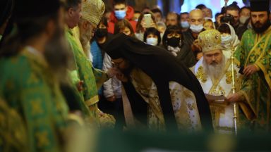 Стотици изпълниха днес Рилската Света обител за празника Отчовден В