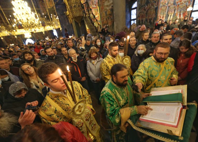 Στη φωτογραφία: πραγματοποιήθηκε η χειροτονία του πρύτανη του Θεολογικού Σεμιναρίου Σόφιας Dyado Pahomiy από τον Μητροπολίτη Ιωάννη της Βάρνας και Βέλικο Πρέσλαβ, που ονομάστηκε Επίσκοπος Βρανίτσας (αριστερά)