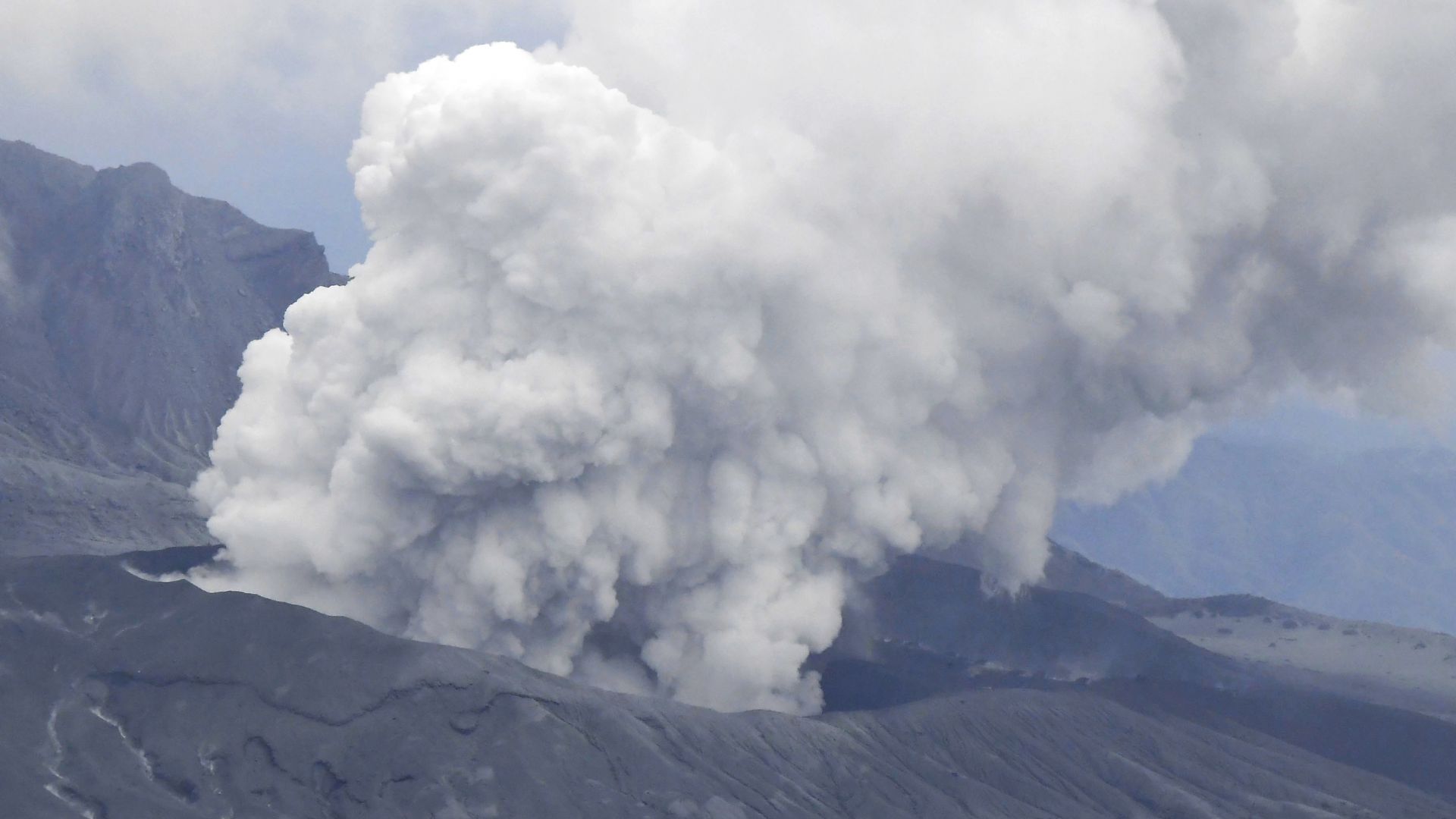 Вулканът Асо  в Япония започна  да изригва