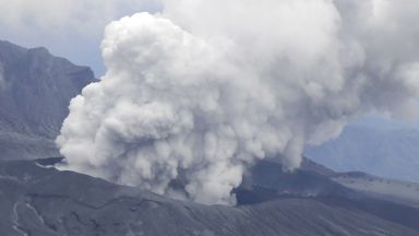 Вулканът Асо  в Япония започна  да изригва