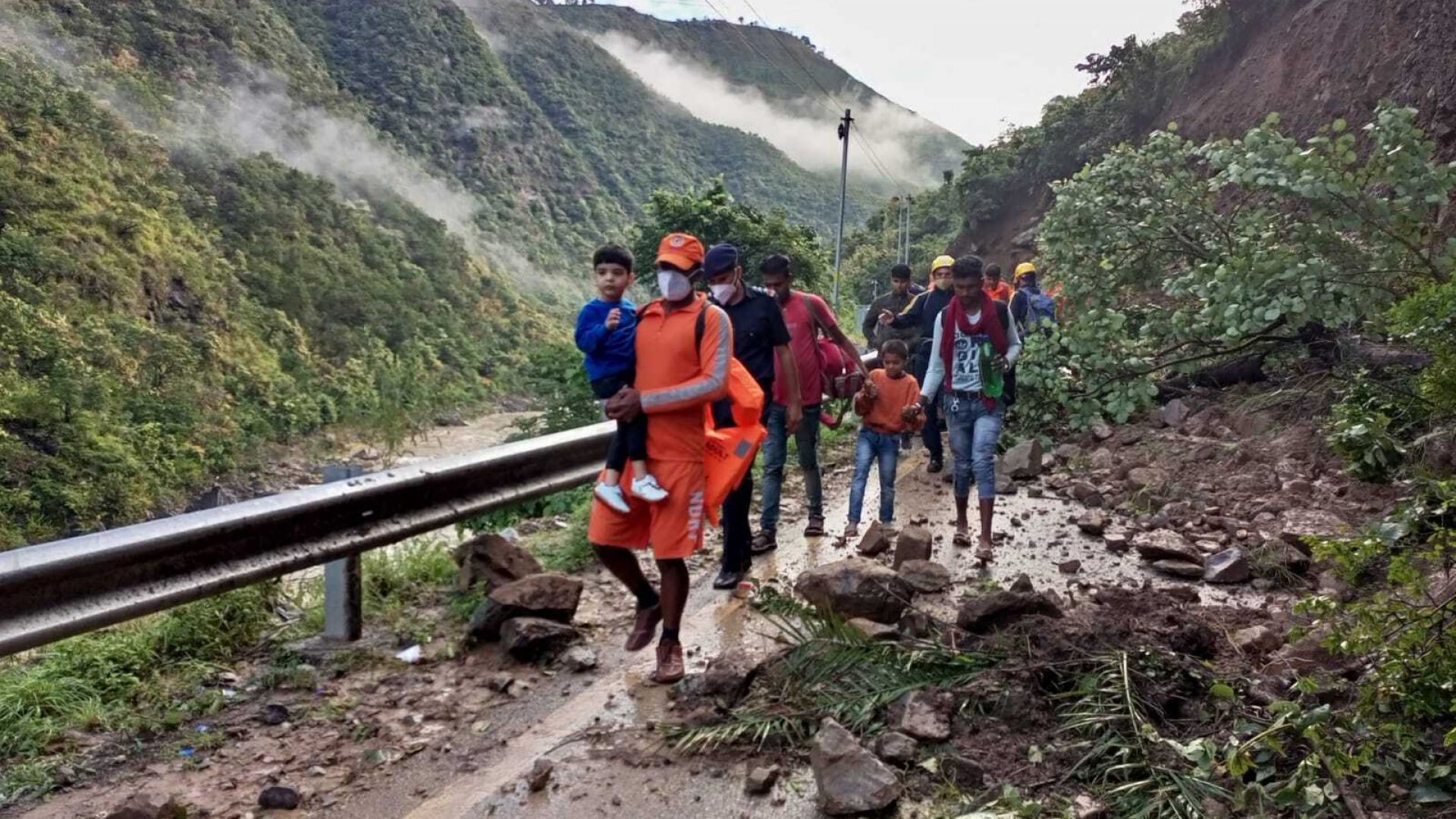 Поне 116 души в Индия  и Непал са загинали при  наводнения и свлачища 