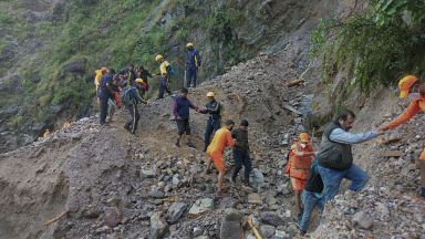 Най-малко 22 загинали и десетки ранени при земетресение от 6,4 в Непал (видео)