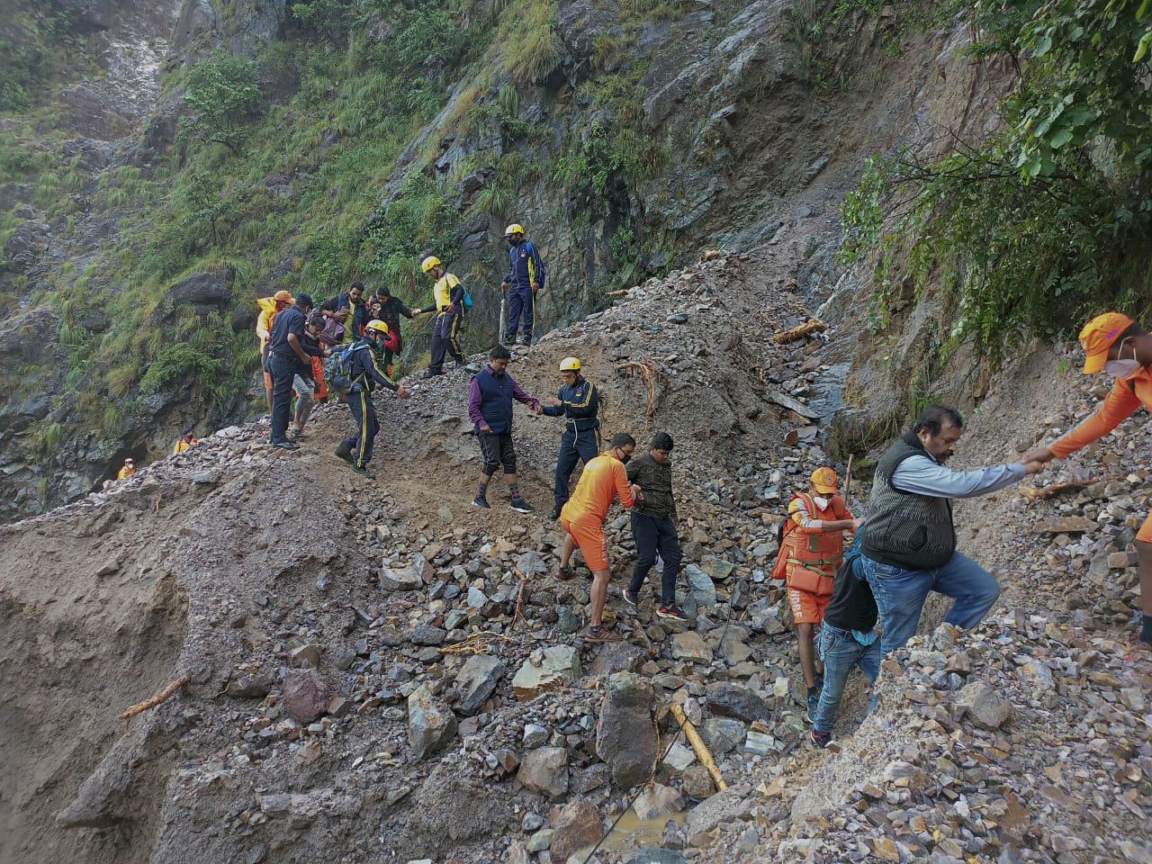 Поне 116 души в Индия  и Непал са загинали при  наводнения и свлачища 
