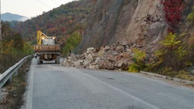 Поредно срутище затруднява движението в Искърското дефиле Над 30 кубика