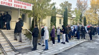 Опашки за ваксини се извиха в София, Варна и Пловдив (снимки)