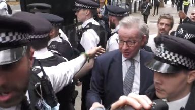  Противници на ограниченията в Лондон нападнаха министър (видео) 