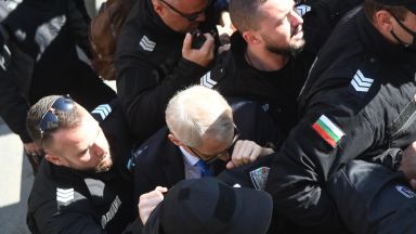 Няколко протеста се събраха пред сградата на Здравното министерство в